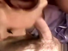 кормящая рыжая с темными сосками дает минет