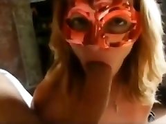 amateur maskiert babe saugt einen harten schwanz