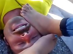 ногой задушить затоптать
