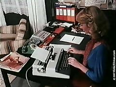 горячий офисный трах с сексуальной милф скользит по жирному большому ебарю