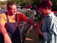 Stief-Tochter erwischt Mutti beim Ficken und hilft mit