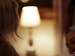 hypnotisant lesbienne scène featuring charlotte stokely et elle nouveau copine