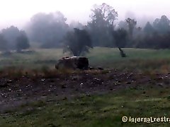 девушка получает штангу лопатой