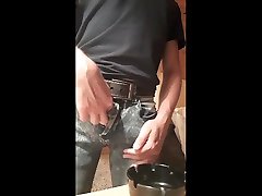 выпячивание в узких джинсах и камминг в пепельнице