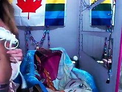 年轻的小青少年在凸轮分心通过远程玩具！