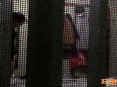 сестра подглядывает в окно меняется