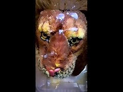 лев плюшевое лицо писает и кончает