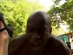 черный член на открытом воздухе