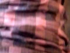 смачивая ее леггинсы