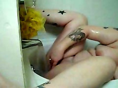 gordita se pis drinkinh en la ducha