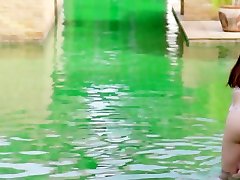 Perfect babe MILF with perfect ass strips in the pool