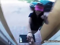 зарабатывая дополнительно с доставкой пиццы и киски