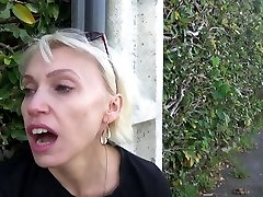 cindy geht nackt auf der straße