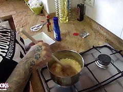 aviva rocks-spicy hot noodle challenge