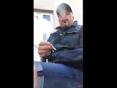 курение в джинсовой куртке и джинсовых шортах diesel