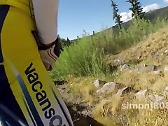 писает во время езды на велосипеде, хотя не может видеть член