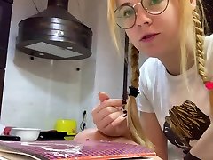 marice adolescent ukrainien salope jouer le professeur avec jouet ours