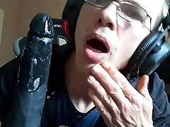 проверил свою слюну на сексуальном дилдо