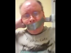 затыкаю себе рот по команде хозяина