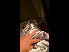 每晚都穿着缎面床单