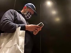 прямолинейная выпуклость парня в лифте