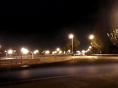 fast nackt von einem auto auf der straße in der nacht erwischt