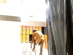 парень снимает себя в раздевалке спортзала. чудовищный мягкий член