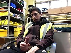 heiß tradie busting ein nut auf nocken beim arbeit