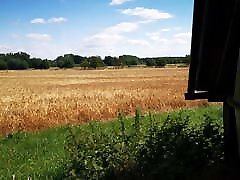 висячие сиськи шлепают в сарае-тралер