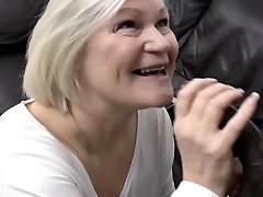 пухленькая британская бабушка жрет черный донг