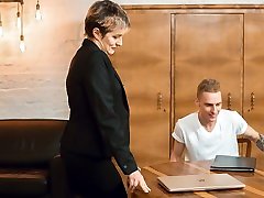 tutor4k. tutor делает человека слабым в коленях, так что он не может перестать трахать милфу