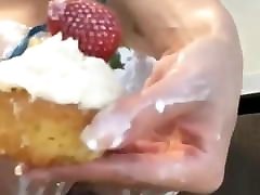 кекс кому-нибудь?