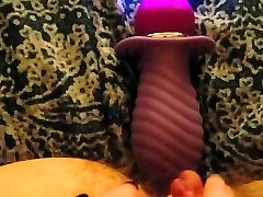kleine behinderte frau versucht, große schwarze pferd dildo spielt mit klitoris zu nehmen