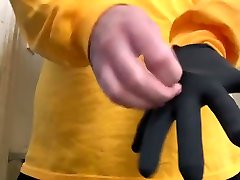 черные латексные перчатки
