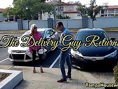 Slutty Housewife amatoriale laura cild 17 of Delivery Guy