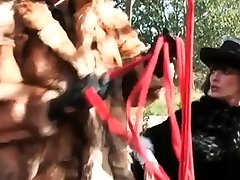 могучий большой член проникает в пизду широко открытую для него