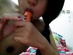 индонезийский подросток играет со своей киской
