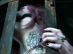 татуированная шлюха с кляпом во рту роза кварц стонет, когда ее клитор грубо стимулируется