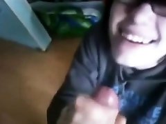очаровательная чокнутая подросток сосет член бф на homevideo