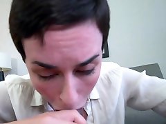 мамаша успокаивает пасынка перед его свиданием