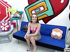 NYMPHO Stretching out adorable teen mujer cabalgando una almohada Ryder
