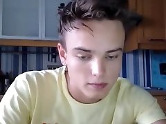 carino liscio fit ragazzo si masturba il suo curvo cazzo e docce
