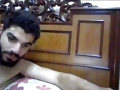 красивый бородатый гладкий парень дрочит свой большой необрезанный член