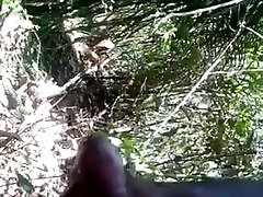 Gozei gostoso com uma punheta no mato