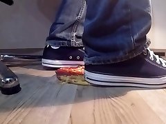 converse cibo schiacciare mentre il lavoro pizza