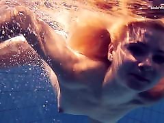 Elena Proklova spreading legs underwater
