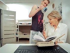 tutor4k. хитрый ученик использует чай, чтобы соблазнить и трахнуть