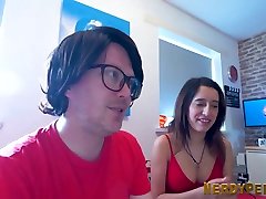 leeds geek получает минет и делает массаж лица