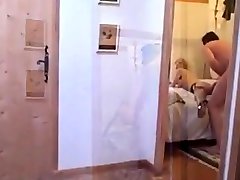 les invites n ont pas ferme la porte de la chambre