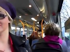 Zwei Schlampen geben Gruppe unter skirt mich in Buss